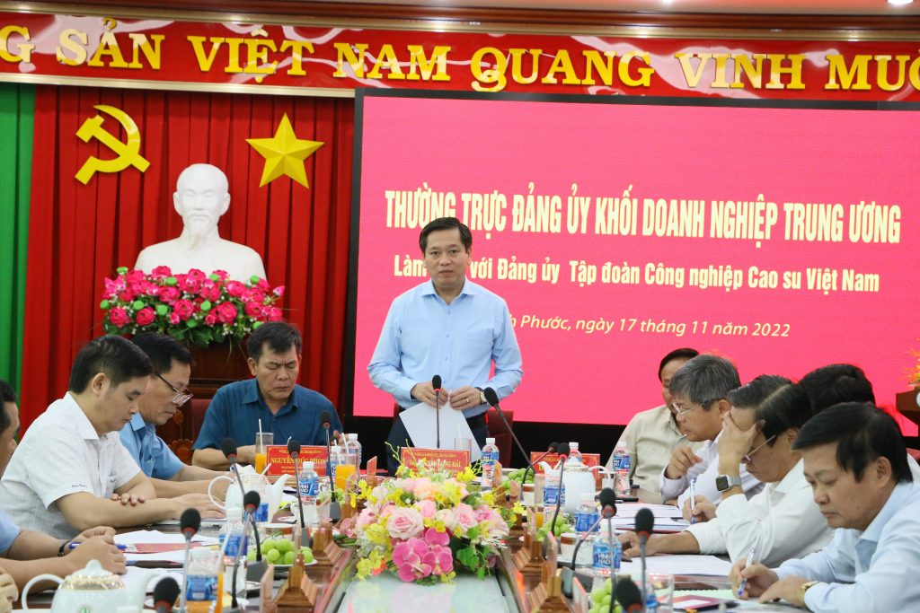Bí thư Đảng ủy Khối Doanh nghiệp Trung ương Nguyễn Long Hải thăm hỏi, động viên công nhân cao su